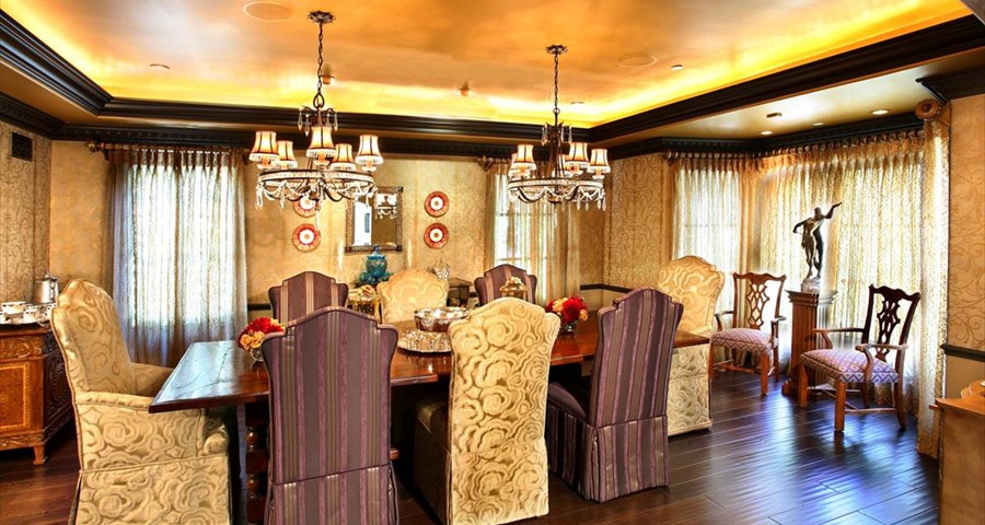 Traditional style dining room